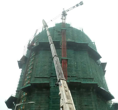 龙岩吊车在工地上作业